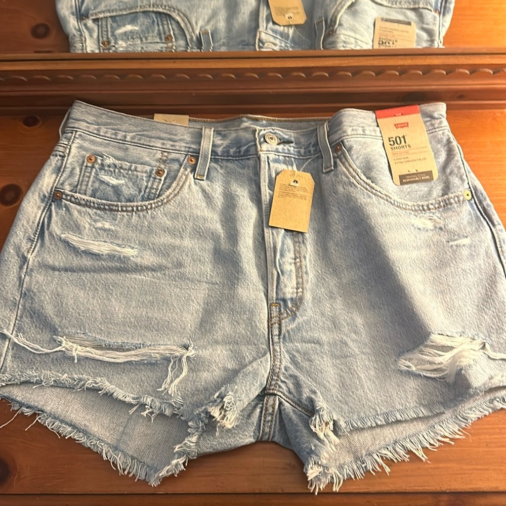 NWT Levi’s 501 shorts. Size 33. Super cute and very flattering.